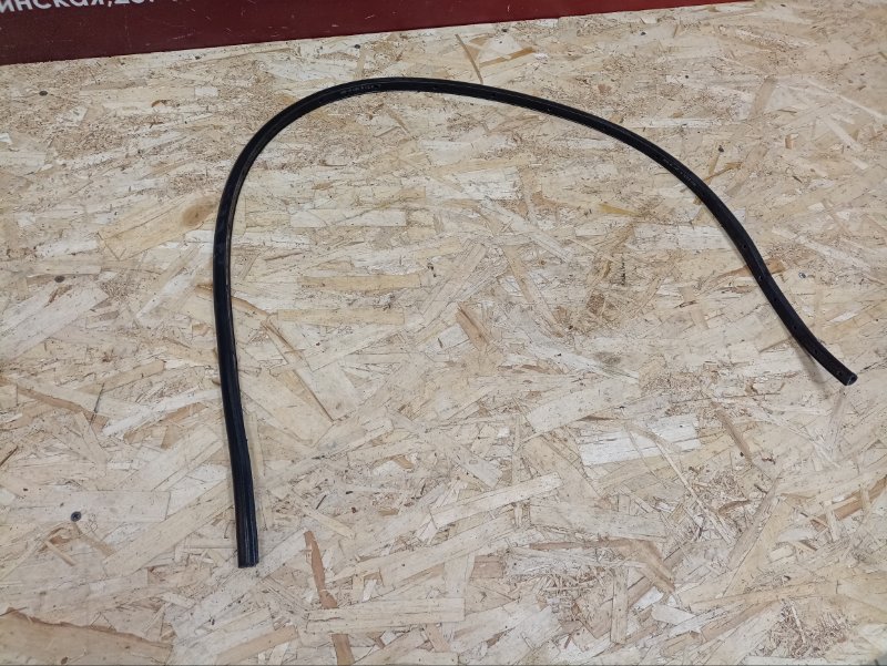 Уплотнитель капота