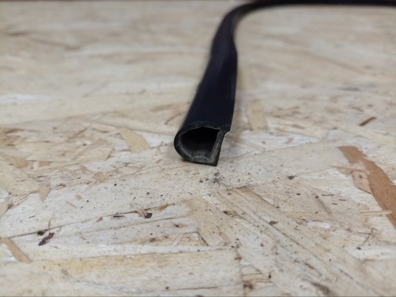 Уплотнитель капота