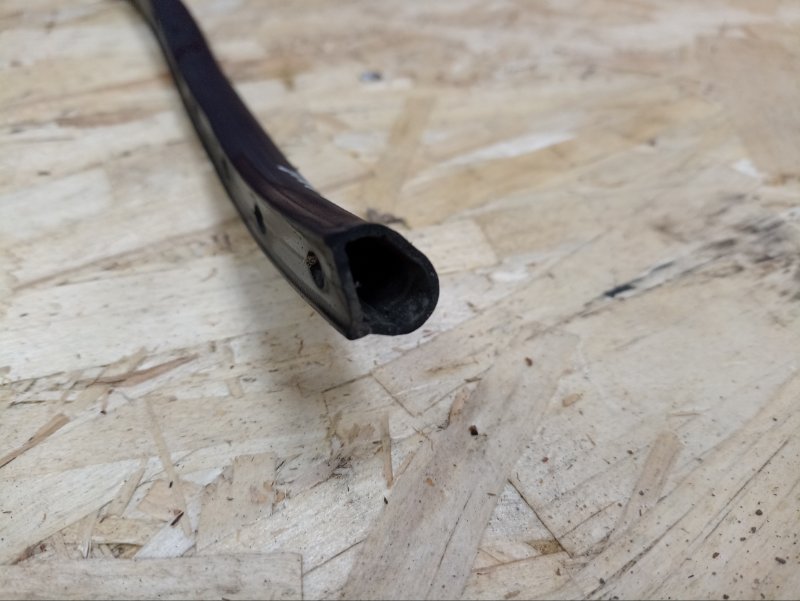 Уплотнитель капота