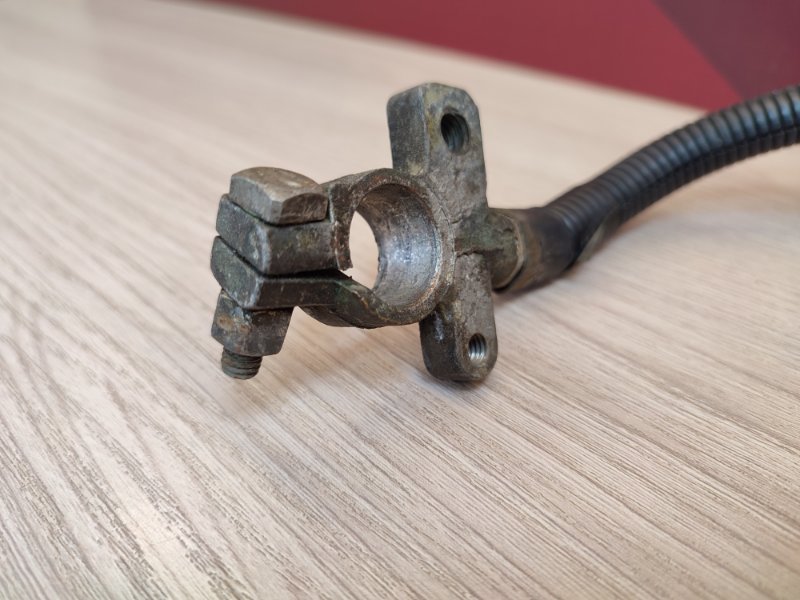 Клемма аккумулятора (минусовая)