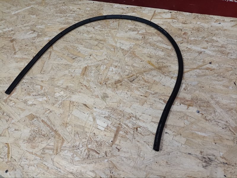 Уплотнитель капота