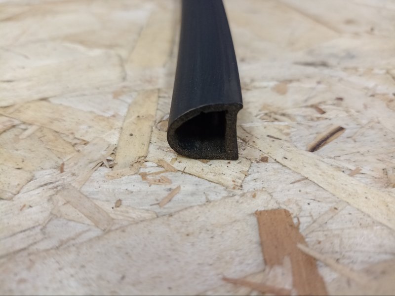 Уплотнитель капота