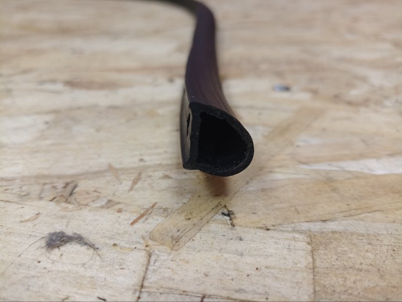 Уплотнитель капота