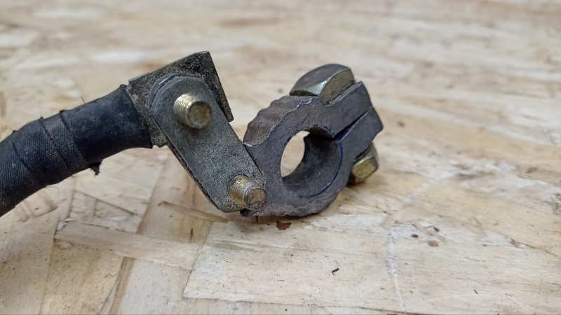 Клемма аккумулятора (минусовая)