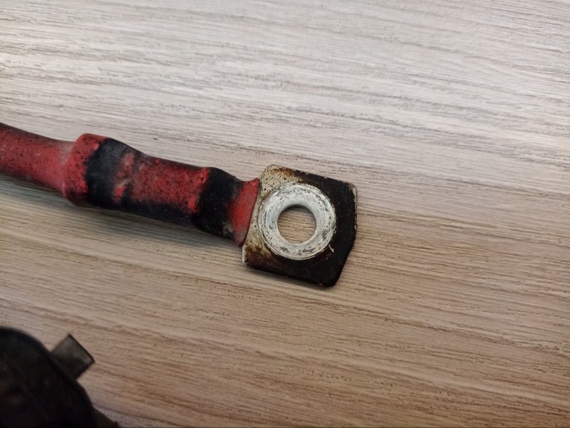 Клемма аккумулятора (минусовая)