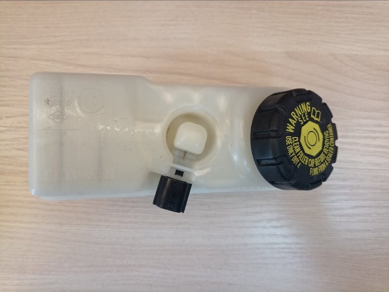 Бачок главного тормозного цилиндра