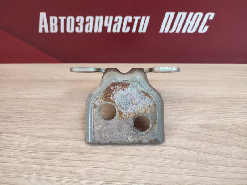 Петля двери