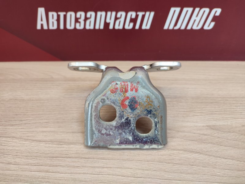 Петля двери