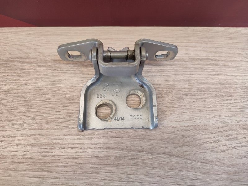 Петля двери