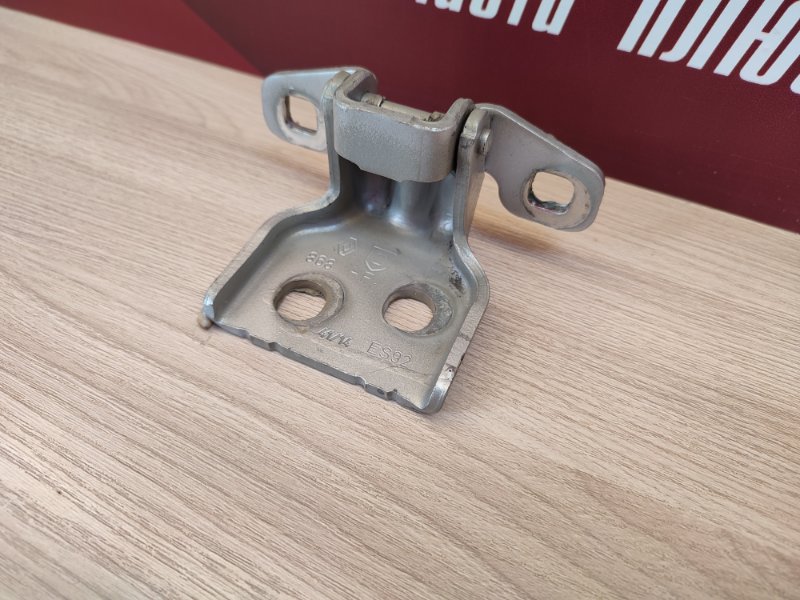 Петля двери