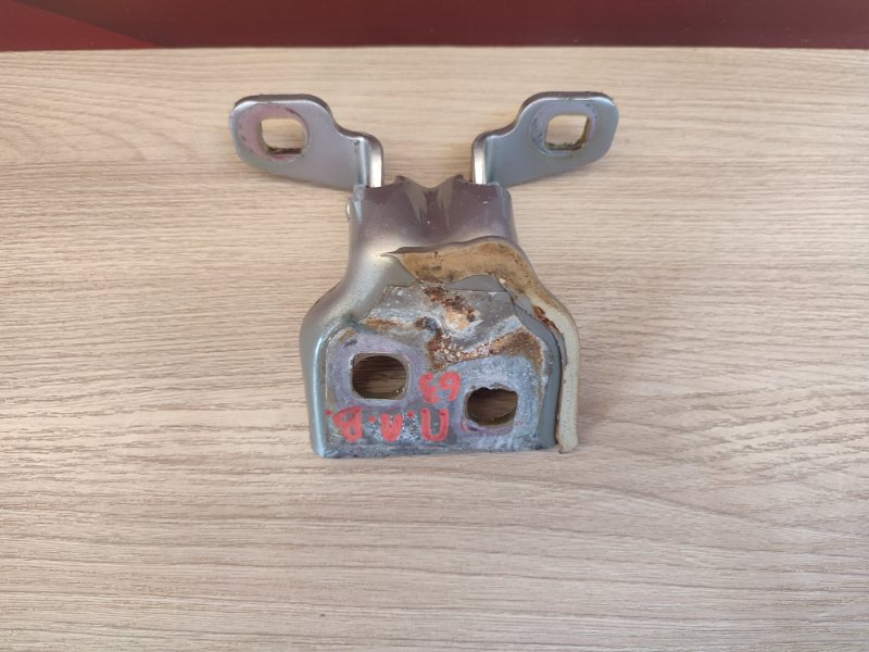 Петля двери