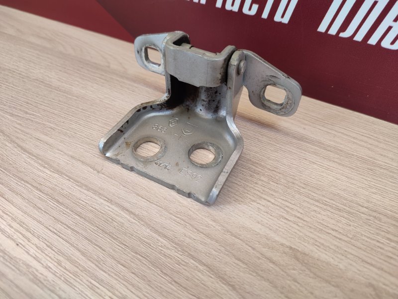 Петля двери