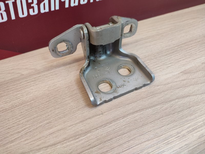 Петля двери