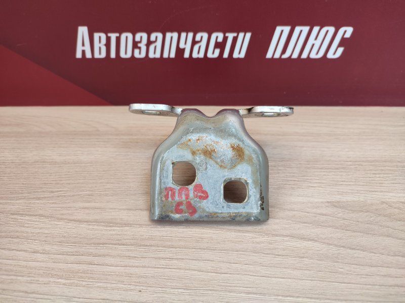 Петля двери