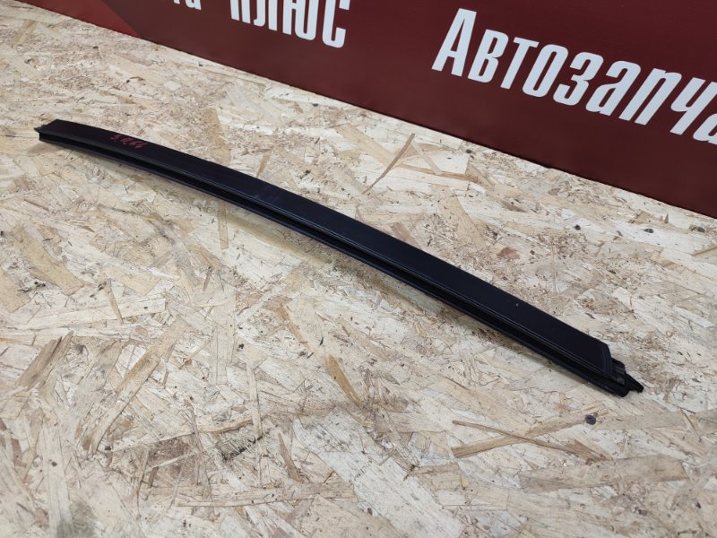 Направляющая стекла двери