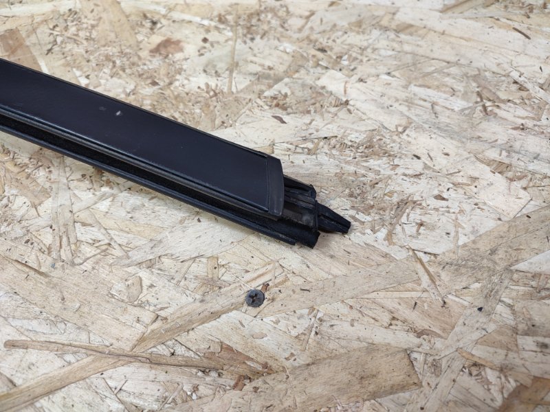 Направляющая стекла двери