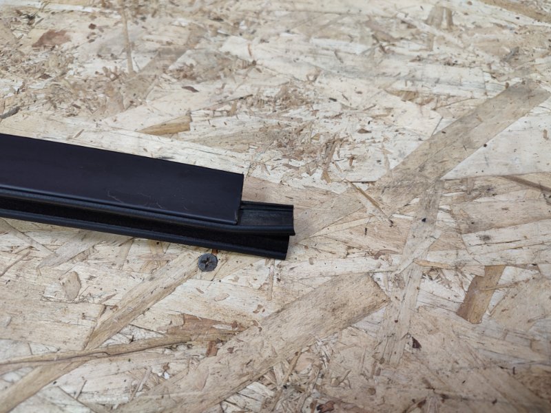 Направляющая стекла двери