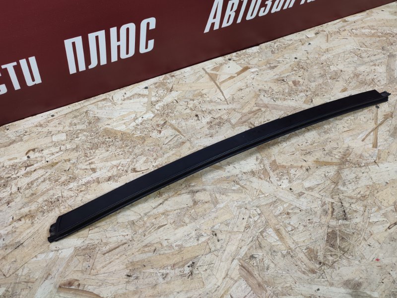 Направляющая стекла двери