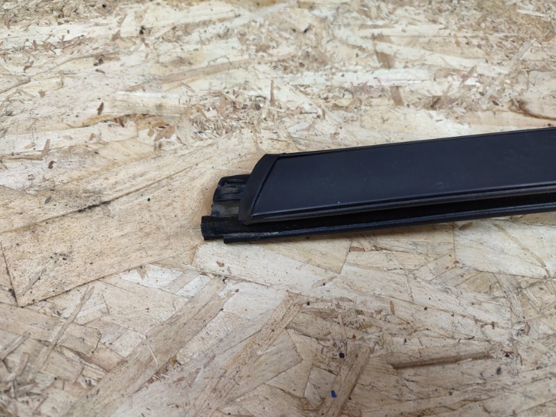 Направляющая стекла двери