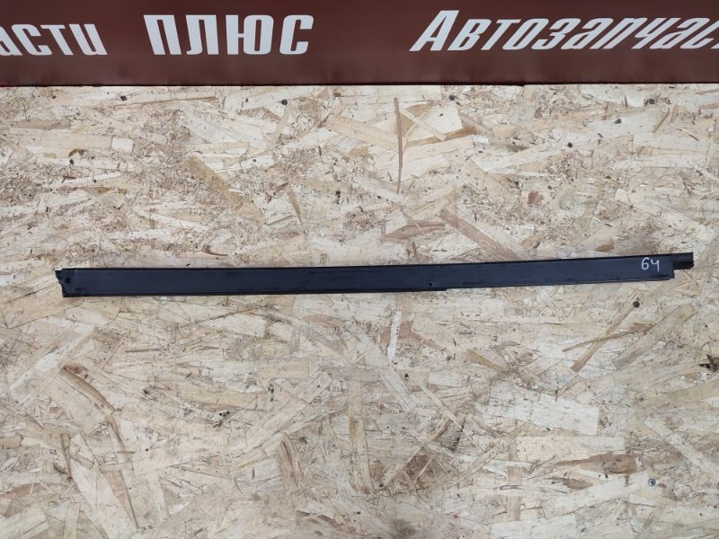 Направляющая стекла двери