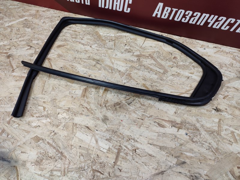 Уплотнитель стекла      двери