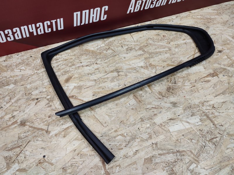 Уплотнитель стекла      двери