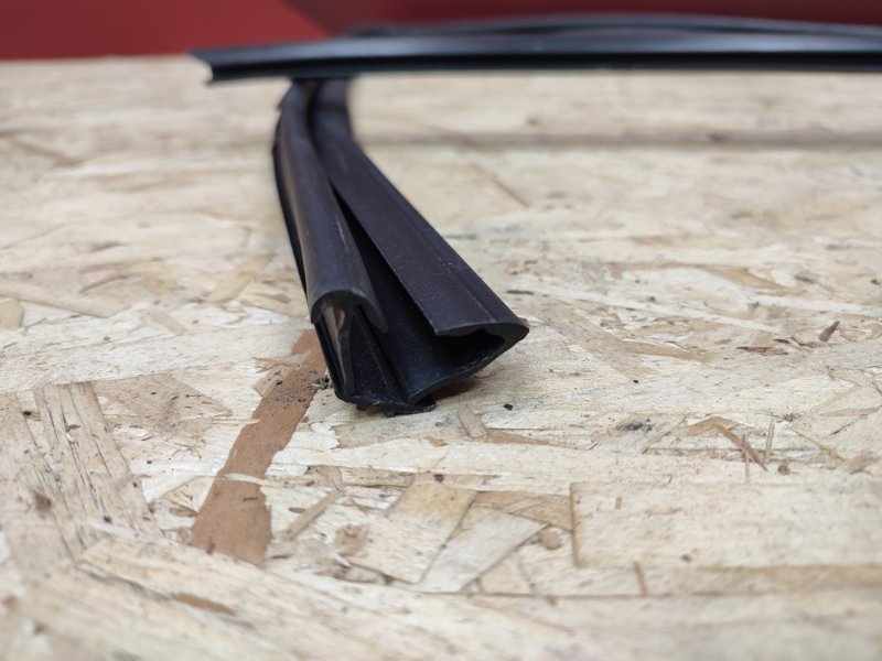 Уплотнитель стекла      двери