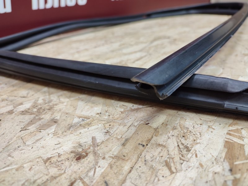 Уплотнитель стекла      двери