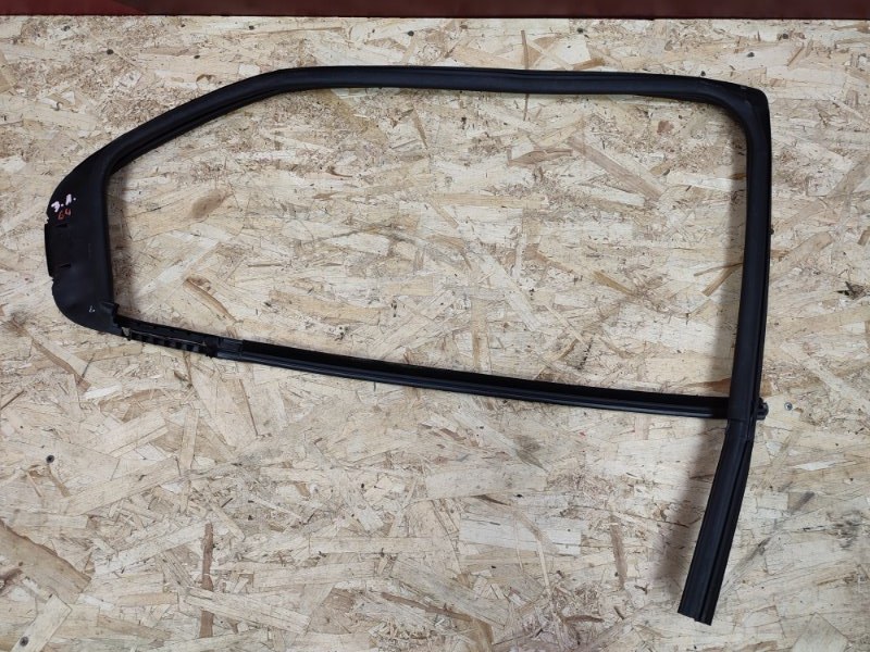 Уплотнитель стекла      двери