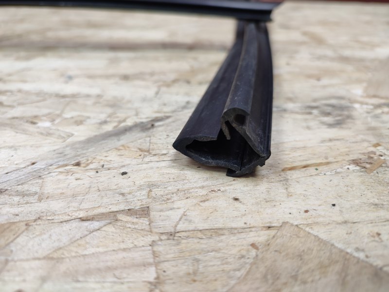 Уплотнитель стекла      двери