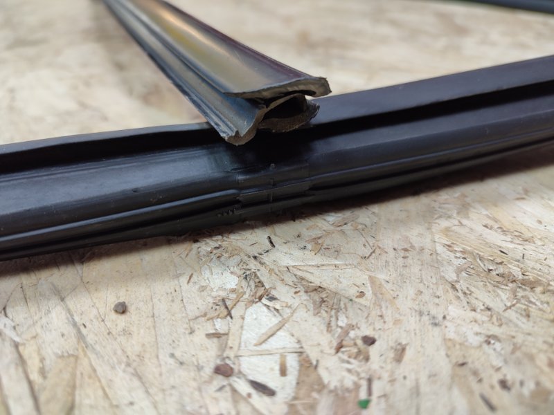 Уплотнитель стекла      двери