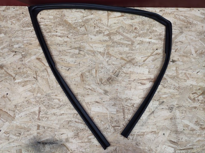 Уплотнитель стекла      двери