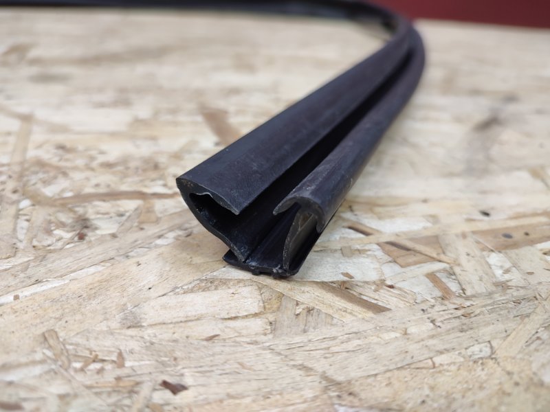 Уплотнитель стекла      двери