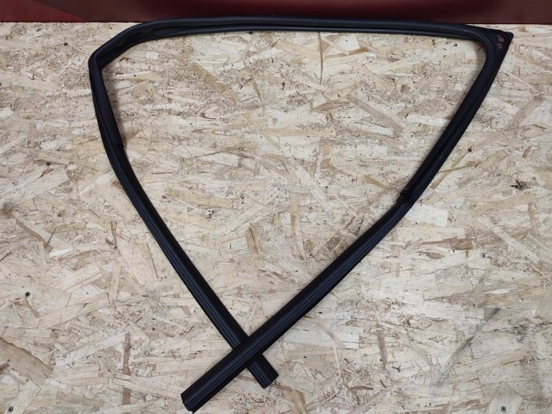 Уплотнитель стекла      двери