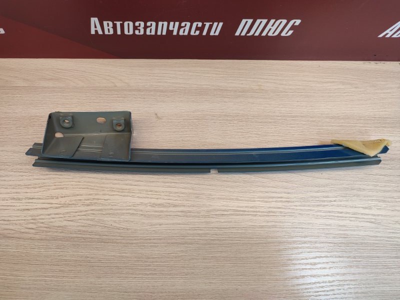 Направляющая стекла двери