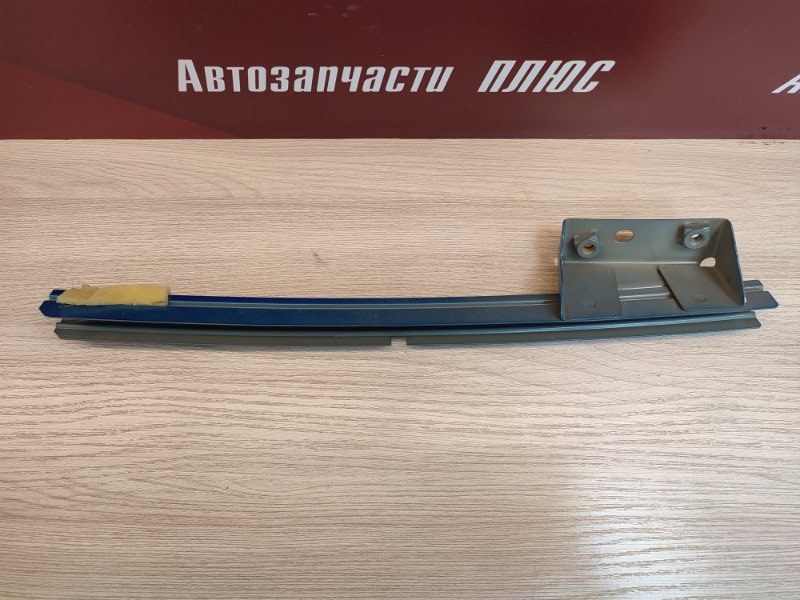 Направляющая стекла двери