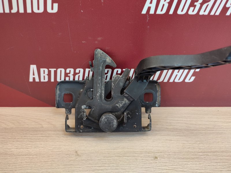 Замок капота