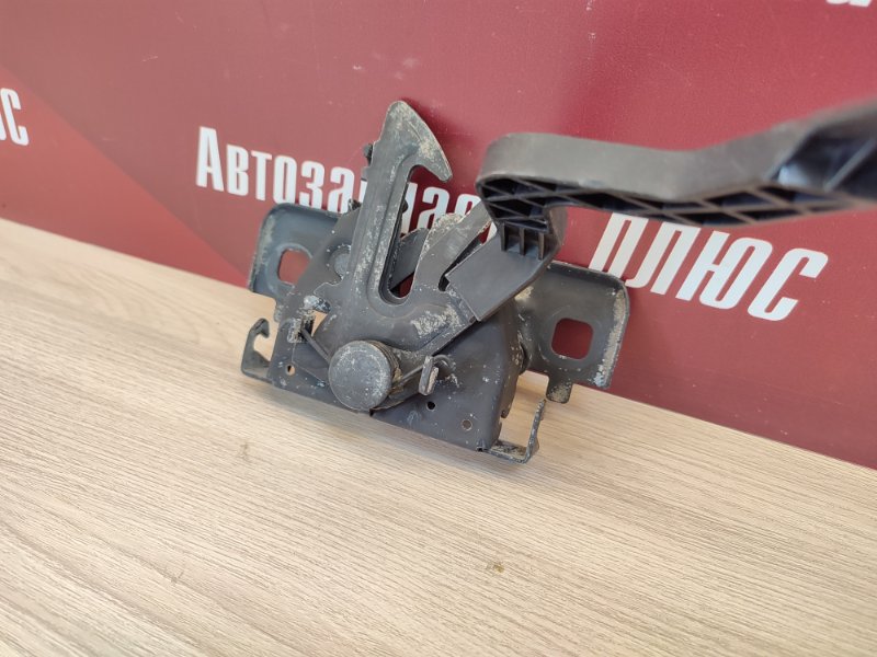 Замок капота