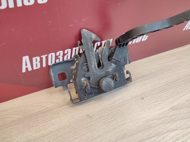 Замок капота