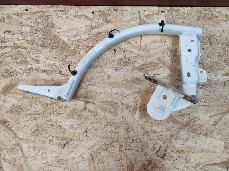 Петля крышки багажника