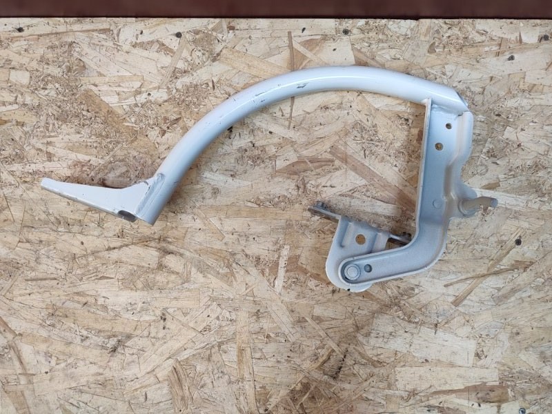 Петля крышки багажника