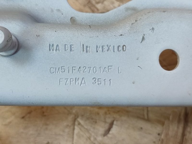 Петля крышки багажника