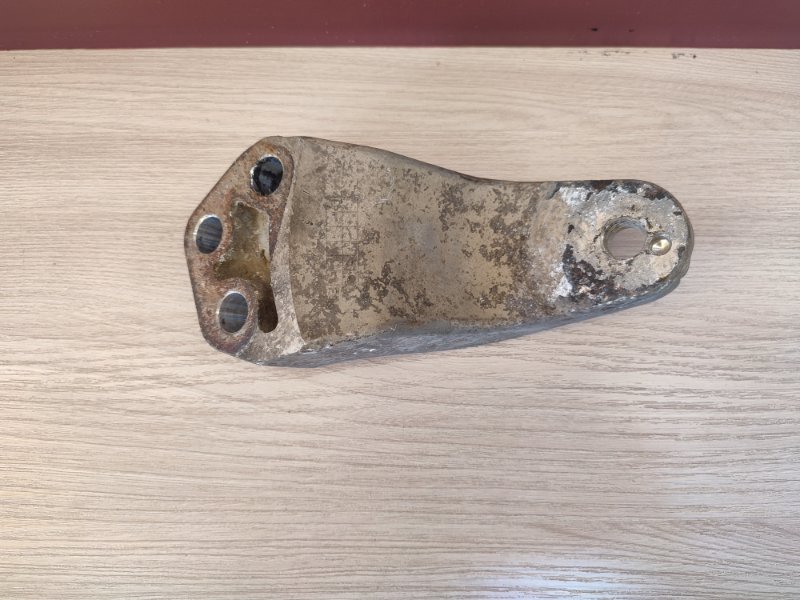 Кронштейн опоры двигателя