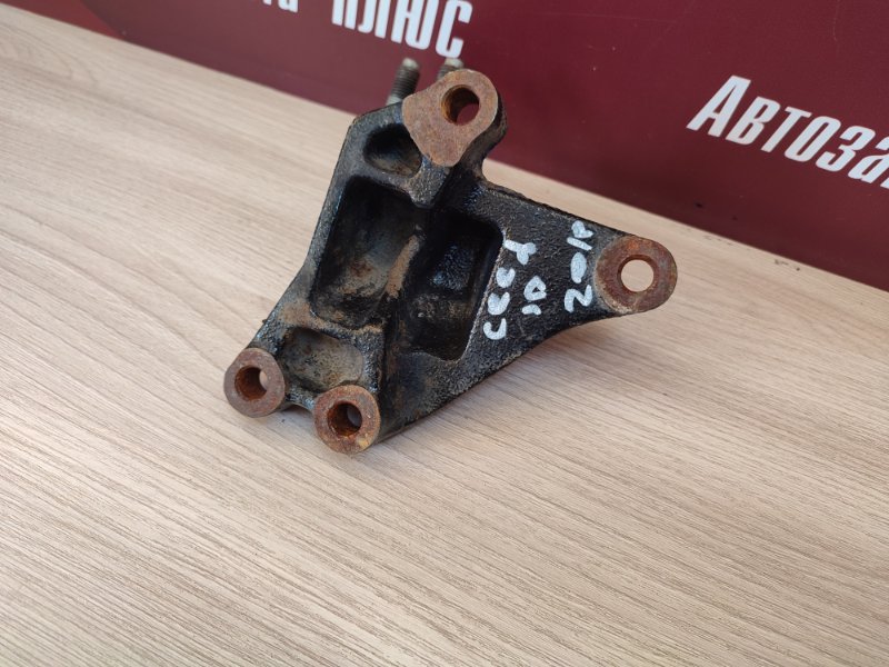 Кронштейн опоры двигателя