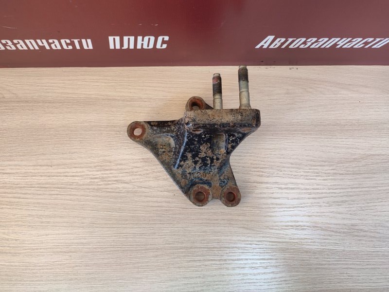 Кронштейн опоры двигателя