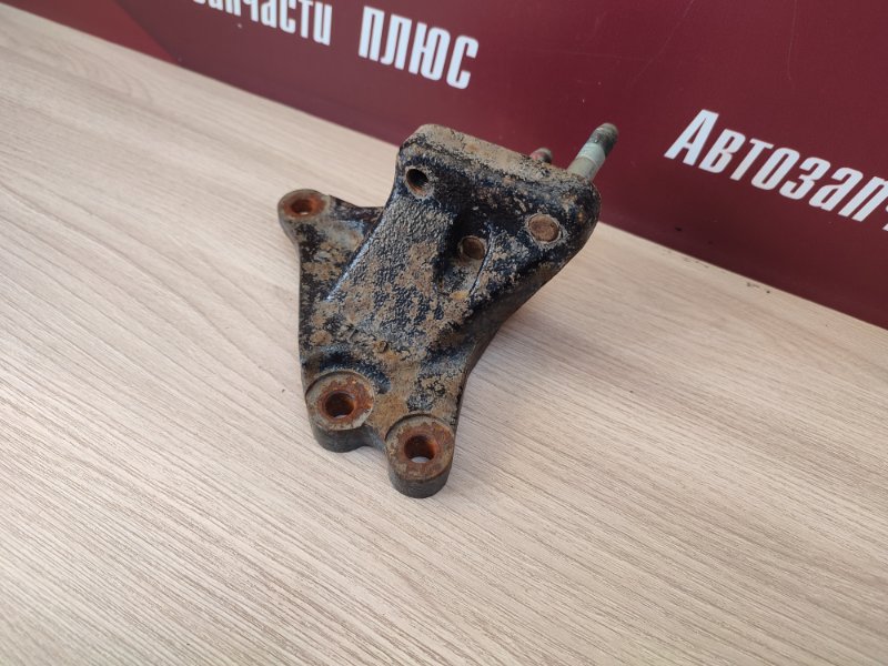 Кронштейн опоры двигателя