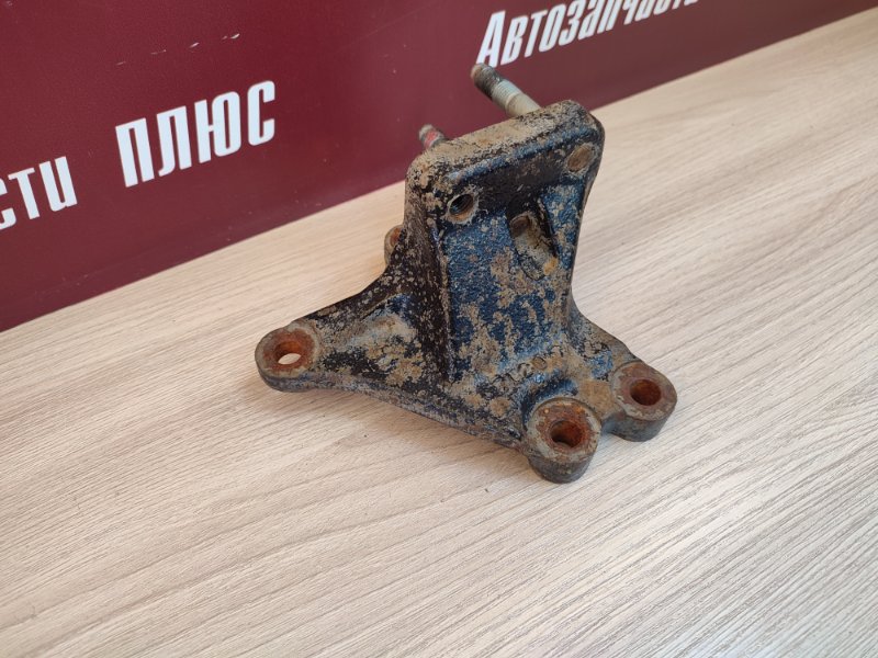 Кронштейн опоры двигателя