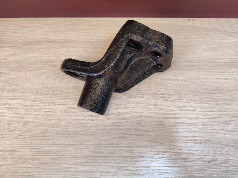 Кронштейн опоры двигателя