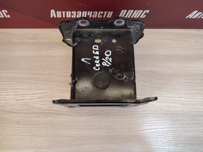 Кронштейн усилителя бампера