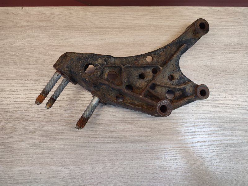 Кронштейн опоры двигателя